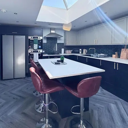 Large 6-bed Victorian House Prime דירה הרוגייט