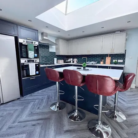 Spacious 6-bedroom Victorian Townhouse In - Sleeps 14 * Harrogate