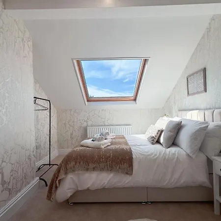 Large 6-bed Victorian House Prime דירה *