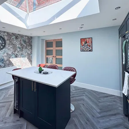 Large 6-bed Victorian House Prime דירה