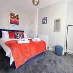 Spacious 6-bedroom Victorian Townhouse In - Sleeps 14 *