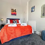 Spacious 6-bedroom Victorian Townhouse In - Sleeps 14 *