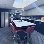 Spacious 6-bedroom Victorian Townhouse In - Sleeps 14 شقة هاروغايت