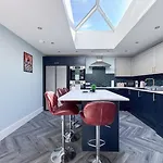 Spacious 6-bedroom Victorian Townhouse In - Sleeps 14 شقة هاروغايت