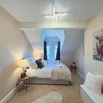 Spacious 6-bedroom Victorian Townhouse In - Sleeps 14 *