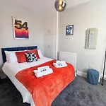 Spacious 6-bedroom Victorian Townhouse In - Sleeps 14 شقة
