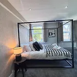 Spacious 6-bedroom Victorian Townhouse In - Sleeps 14