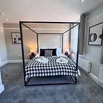 Spacious 6-bedroom Victorian Townhouse In - Sleeps 14 شقة *