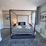 Spacious 6-bedroom Victorian Townhouse In - Sleeps 14 شقة