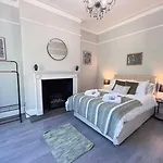 Spacious 6-bedroom Victorian Townhouse In - Sleeps 14 *