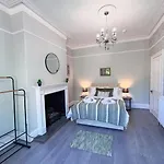 Spacious 6-bedroom Victorian Townhouse In - Sleeps 14 شقة *