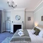 Spacious 6-bedroom Victorian Townhouse In - Sleeps 14 شقة