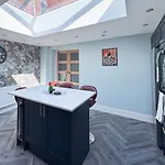 Spacious 6-bedroom Victorian Townhouse In - Sleeps 14 شقة