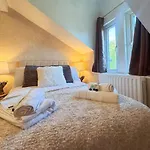 Spacious 6-bedroom Victorian Townhouse In - Sleeps 14 شقة *