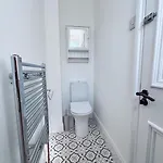 Spacious 6-bedroom Victorian Townhouse In - Sleeps 14 شقة هاروغايت