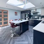 Spacious 6-bedroom Victorian Townhouse In - Sleeps 14 *