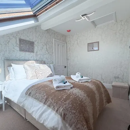 Spacious 6-bedroom Victorian Townhouse In - Sleeps 14 Harrogate