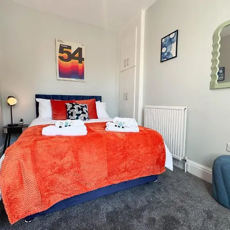 Spacious 6-bedroom Victorian Townhouse In - Sleeps 14 *