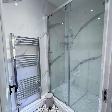 Daire Large 6-bed Victorian House Prime *