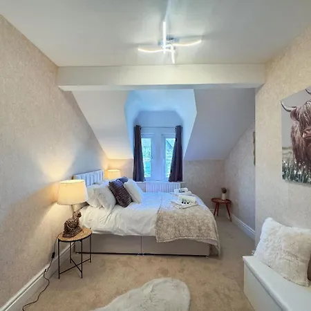 Spacious 6-bedroom Victorian Townhouse In - Sleeps 14 *