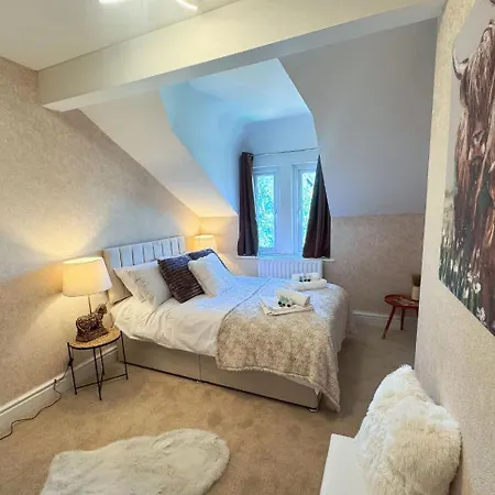 Large 6-bed Victorian House Prime