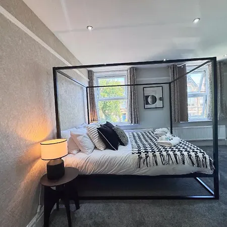 Spacious 6-bedroom Victorian Townhouse In - Sleeps 14
