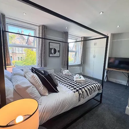Spacious 6-bedroom Victorian Townhouse In - Sleeps 14 Harrogate