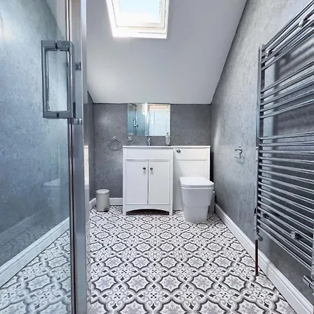 Spacious 6-bedroom Victorian Townhouse In - Sleeps 14 Harrogate