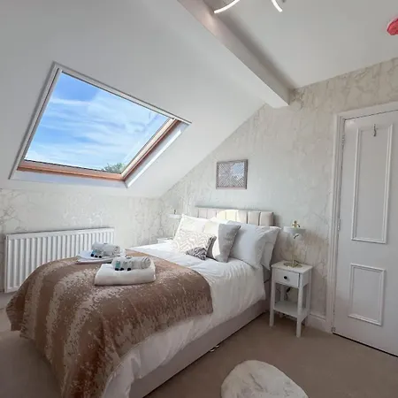 Daire Large 6-bed Victorian House Prime