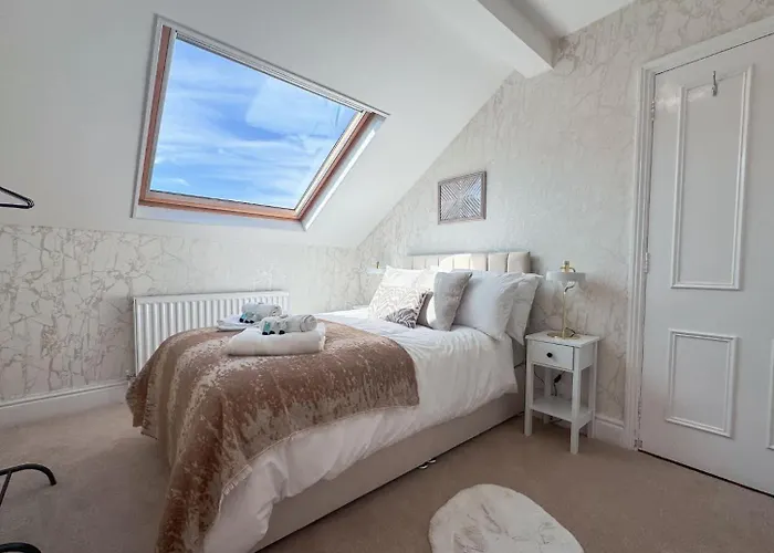 Spacious 6-bedroom Victorian Townhouse In - Sleeps 14 Apartment *