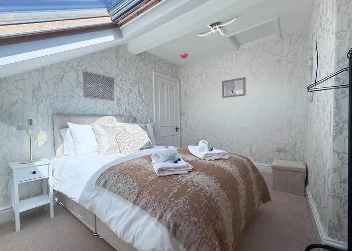 Spacious 6-bedroom Victorian Townhouse In - Sleeps 14 Harrogate