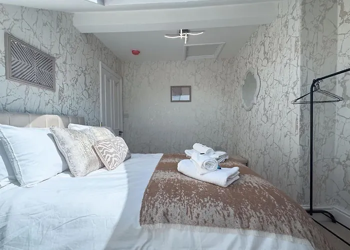 Apartment Spacious 6-bedroom Victorian Townhouse In - Sleeps 14