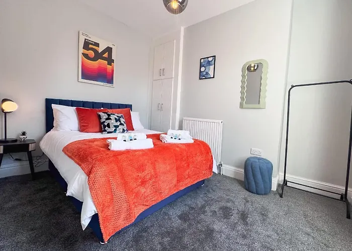 Spacious 6-bedroom Victorian Townhouse In - Sleeps 14 *