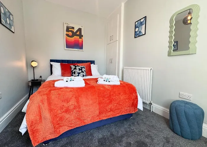 Spacious 6-bedroom Victorian Townhouse In - Sleeps 14 *