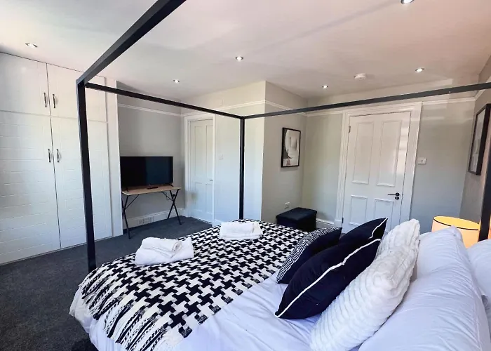 Spacious 6-bedroom Victorian Townhouse In - Sleeps 14 Apartment