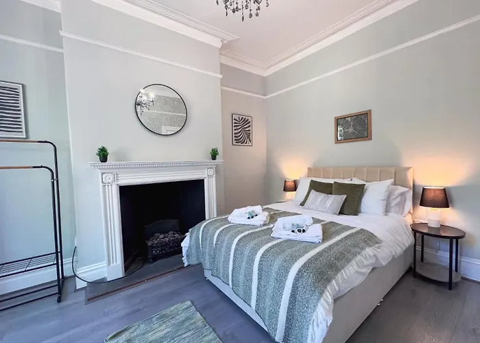 Apartment Spacious 6-bedroom Victorian Townhouse In - Sleeps 14