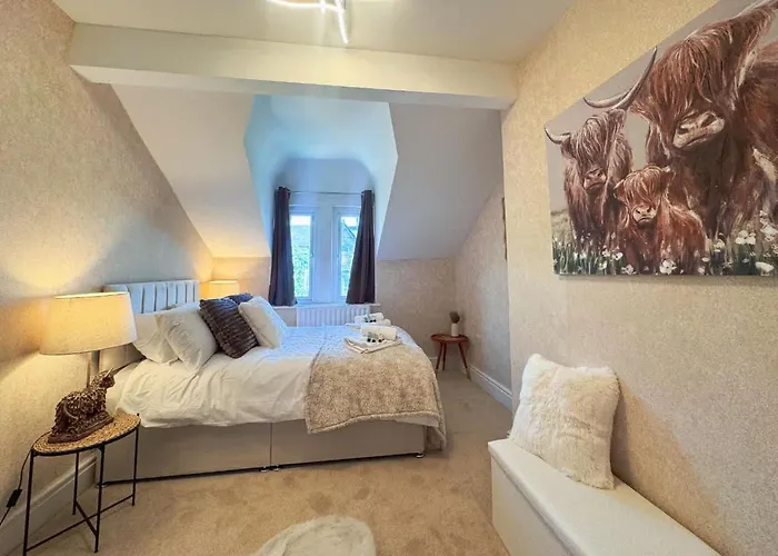 Spacious 6-bedroom Victorian Townhouse In - Sleeps 14 *