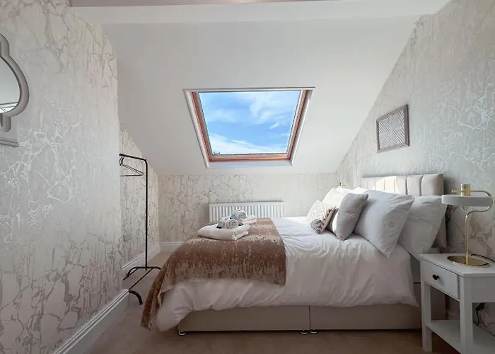 Spacious 6-bedroom Victorian Townhouse In - Sleeps 14 Apartment *