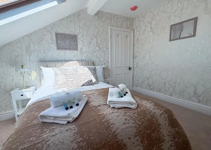 Spacious 6-bedroom Victorian Townhouse In - Sleeps 14 *