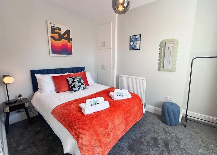 Spacious 6-bedroom Victorian Townhouse In - Sleeps 14 Apartment