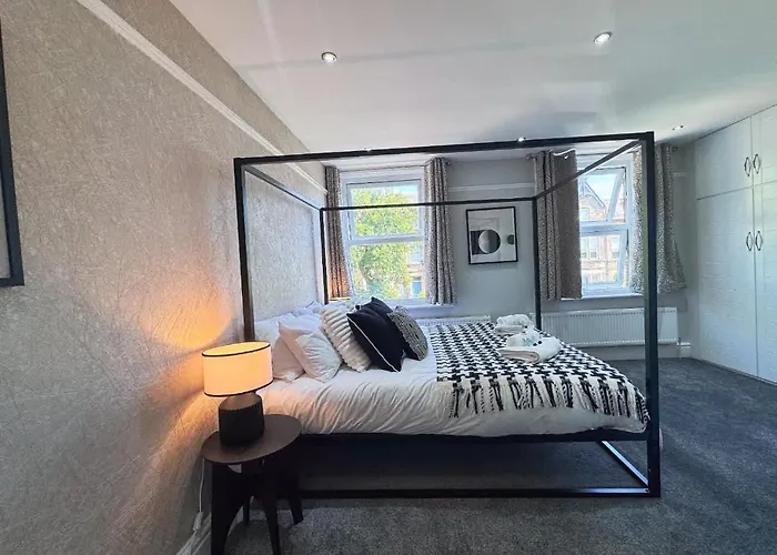 Spacious 6-bedroom Victorian Townhouse In - Sleeps 14