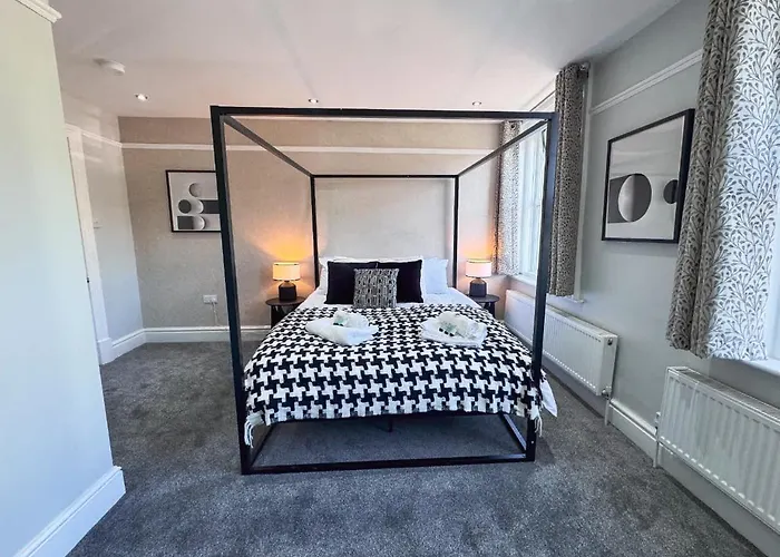 Spacious 6-bedroom Victorian Townhouse In - Sleeps 14 Apartment *