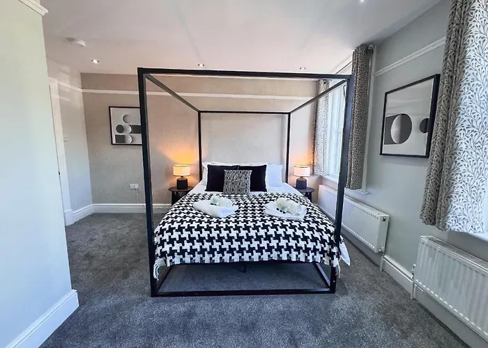 Spacious 6-bedroom Victorian Townhouse In - Sleeps 14 Apartment