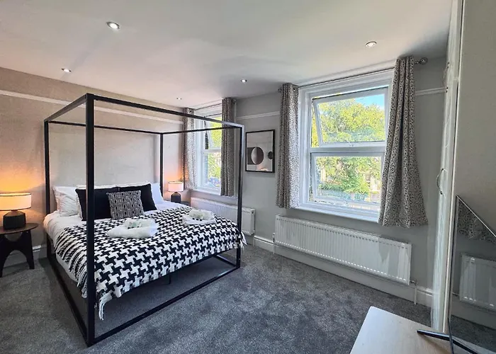 Apartment Spacious 6-bedroom Victorian Townhouse In - Sleeps 14