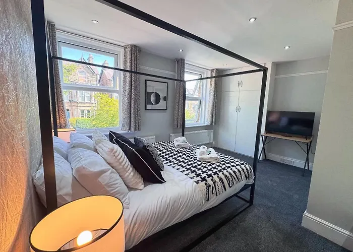 Spacious 6-bedroom Victorian Townhouse In - Sleeps 14 Harrogate
