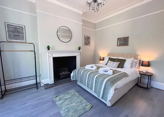 Spacious 6-bedroom Victorian Townhouse In - Sleeps 14 *