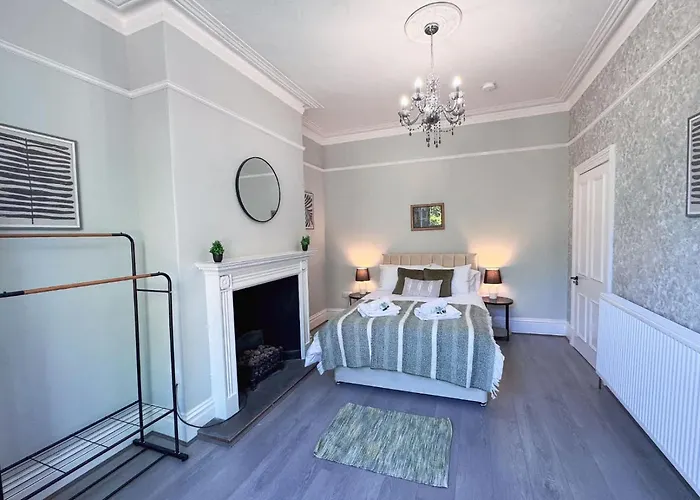 Spacious 6-bedroom Victorian Townhouse In - Sleeps 14 Apartment *