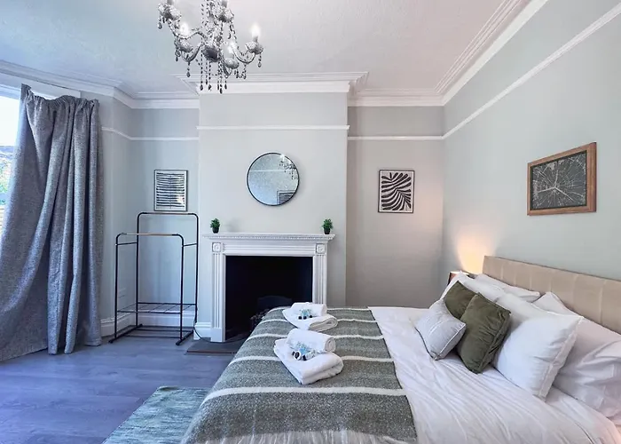 Spacious 6-bedroom Victorian Townhouse In - Sleeps 14 Apartment