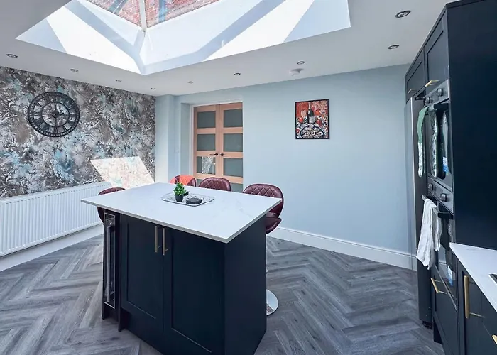 Spacious 6-bedroom Victorian Townhouse In - Sleeps 14 Apartment