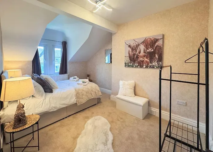 Spacious 6-bedroom Victorian Townhouse In - Sleeps 14